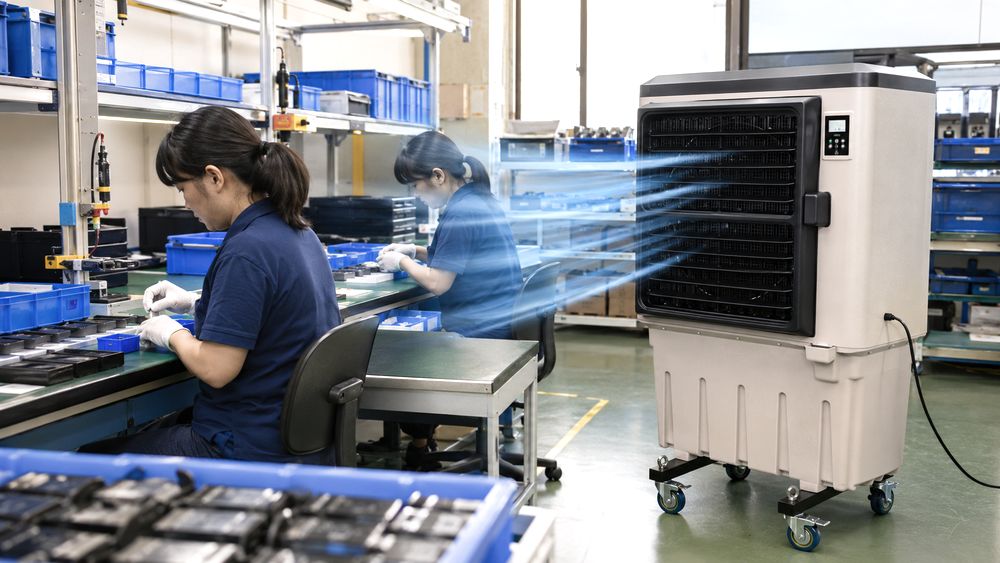 作業台前で気化式冷風機を使うイメージ