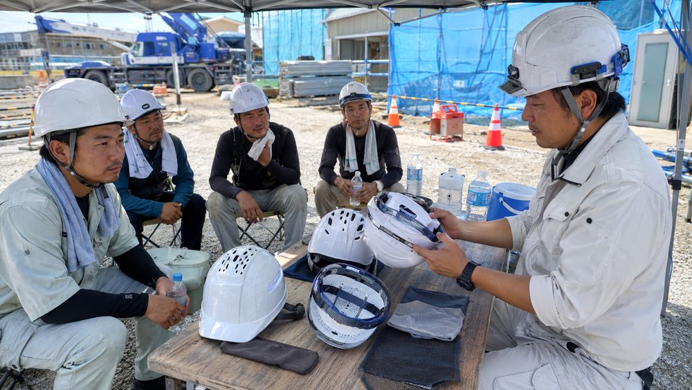 ヘルメットが蒸れる現場で頭部の暑さ対策用品を確認するイメージ