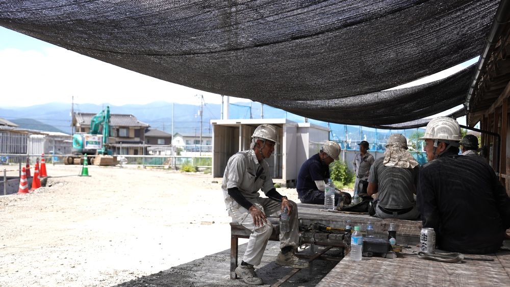 屋外作業の日差し対策に遮光ネットを設置するイメージ