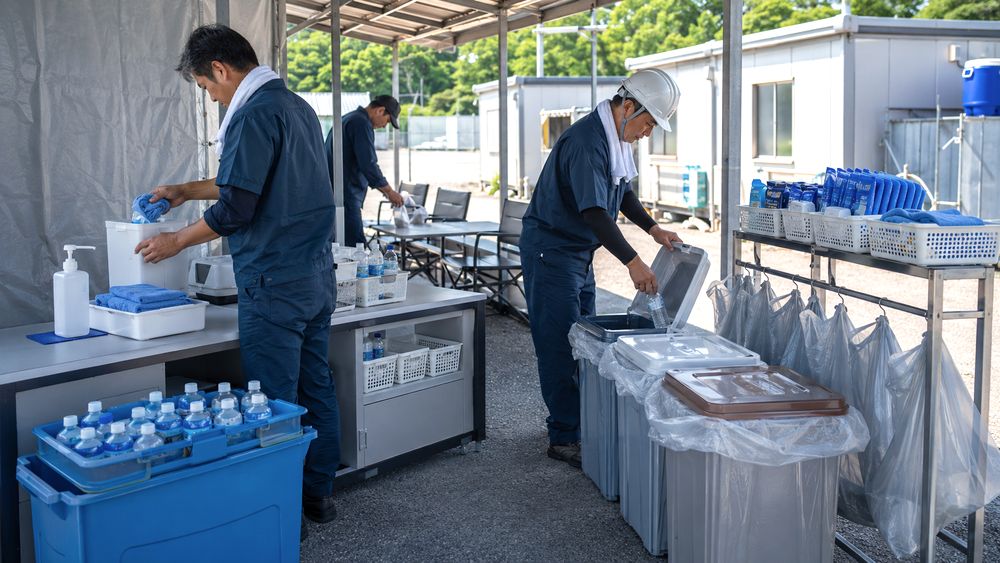 夏の現場休憩所で消臭袋やゴミ箱を使い衛生管理を行うイメージ