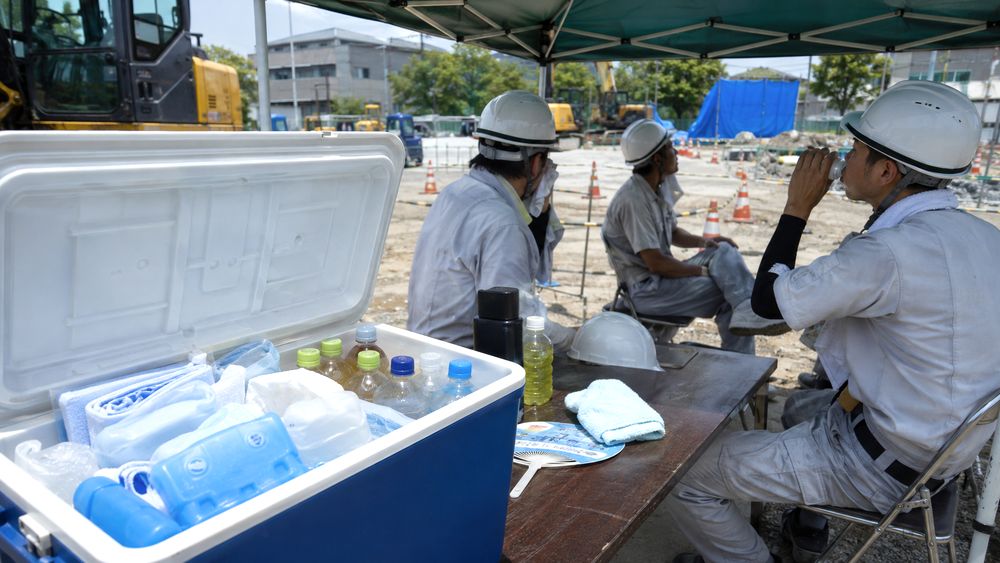 現場のクーラーボックスに飲み物や保冷剤を準備するイメージ